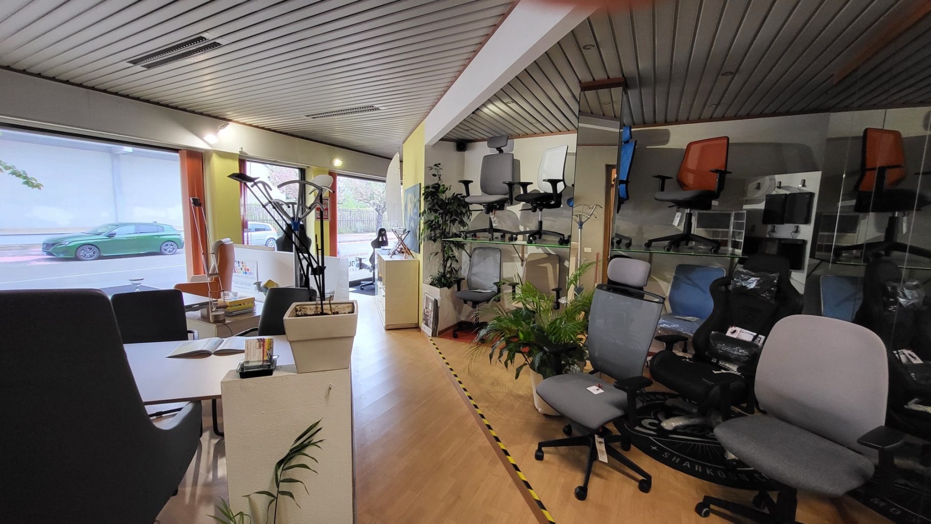 Negozio di mobili con diverse sedie ergonomiche.