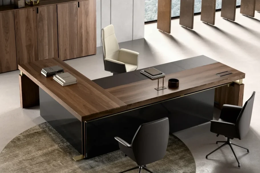 Moderna scrivania nera con sedia girevole e lampada, su pavimento chiaro.