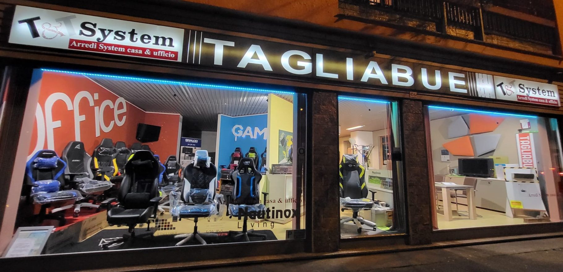 Negozio con sedie da ufficio e sedie ergonomiche da gaming in esposizione.